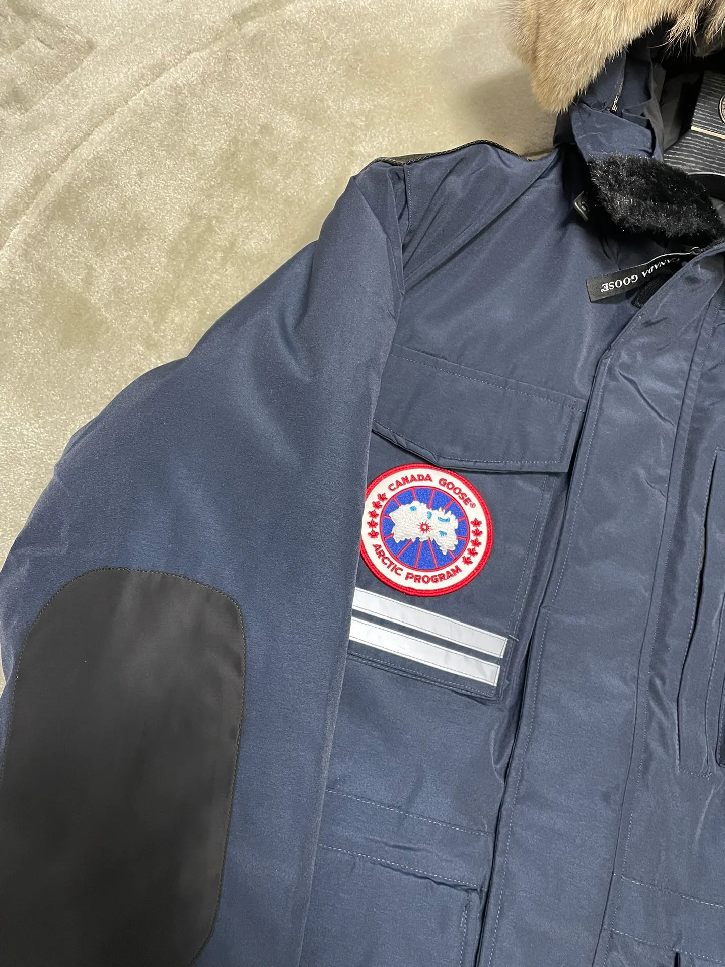 P1060 CANADA GOOES 🇨🇦ⒿⓅⓈ manufactures 10 models of snow curse men and women couples. Factory direct supply: supplying global purchasing agents, micro-business, entities, Tmall, high-end stalls and studio cooperation, free shipping! There are 10 types of Canada Goose Snow Mantra parkas for men and women, the Rolls-Royce of down jackets. ➖ Industry-leading anti-counterfeiting chip sensing. ➖ Imported Behringer embroidery machines and customized embroidery labels, the highest level and industry leading. ➖ Imported Korean 21-count polyester-cotton blended original fabric, TC85 waterproof coated fabric, water-repellent, windproof and wear-resistant. ➖ The new national standard 90 white duck down has an average down filling of 300 grams. The amount of down filling is industry-leading. ➖ 100% nylon lining with double double-layer sealing design to prevent velvet running, and seamless thread design on the cuffs! ➖ Yoshida YKK provides original factory-customized electroplated sliders. YKK two-way lockable zippers are tight and smooth and do not peel off paint. ➖ 3M composite Velcro is durable and the accessories and hardware are all custom-made. Note: Our copywriting is only simple and clear. Instead of bragging about the copywriting, it is better to compare and understand with samples. Only for the purest goose, the most dedicated, the most professional, the highest quality, the highest cost performance! SIZE:XS-XXL [with size chart]